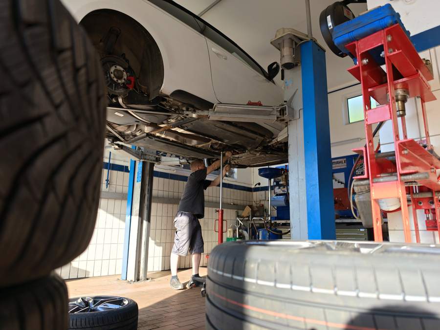 Unterbodenarbeiten in der Kfz-Werkstatt Auto Vögerl in Dantersdorf bei Velburg